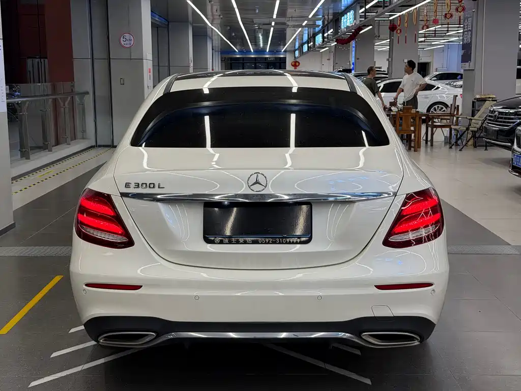 Mercedes-Benz E-Class — миниатюра 8