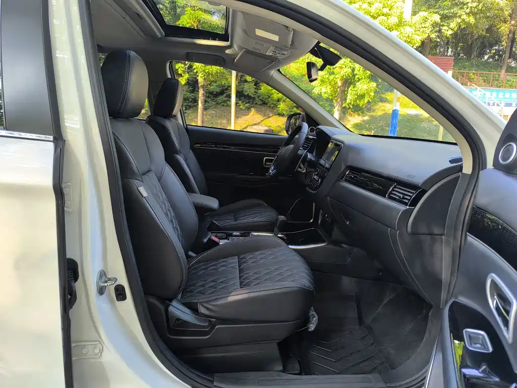 MITSUBISHI OUTLANDER