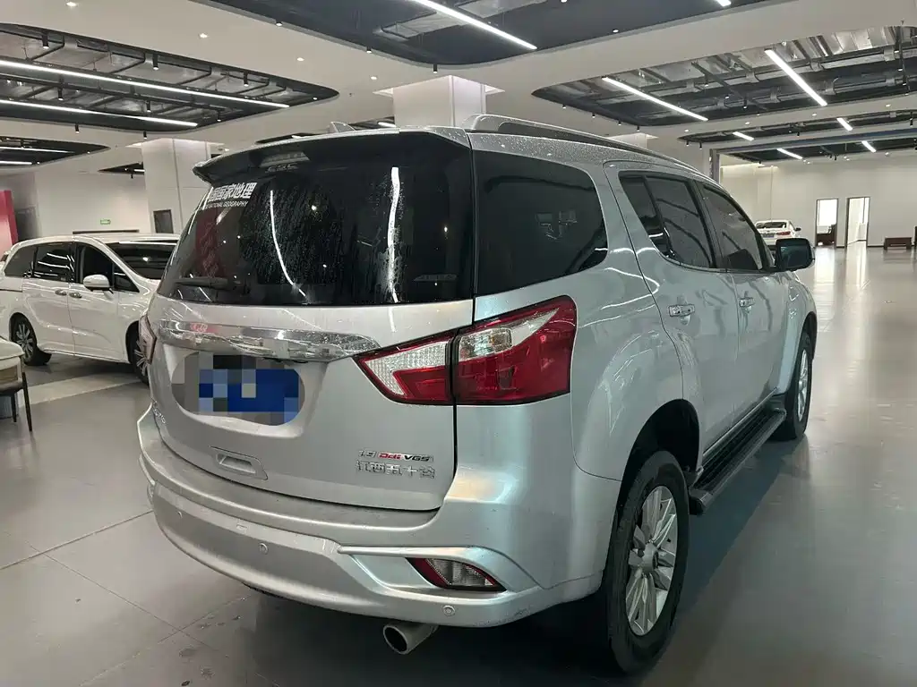 Isuzu MU-X — миниатюра 5