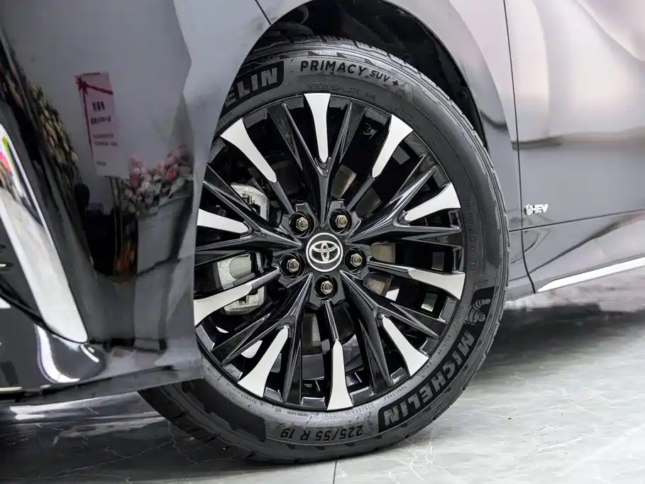 Toyota Alphard — миниатюра 3
