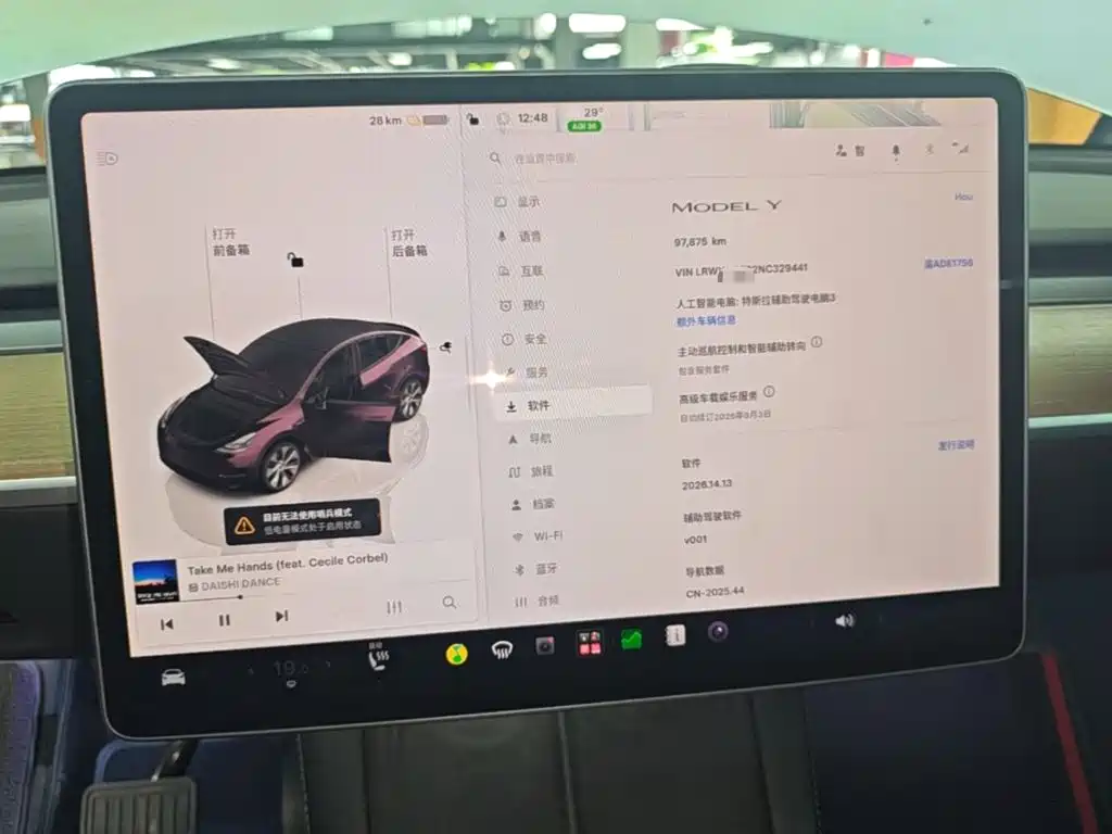 Tesla Model Y — миниатюра 12