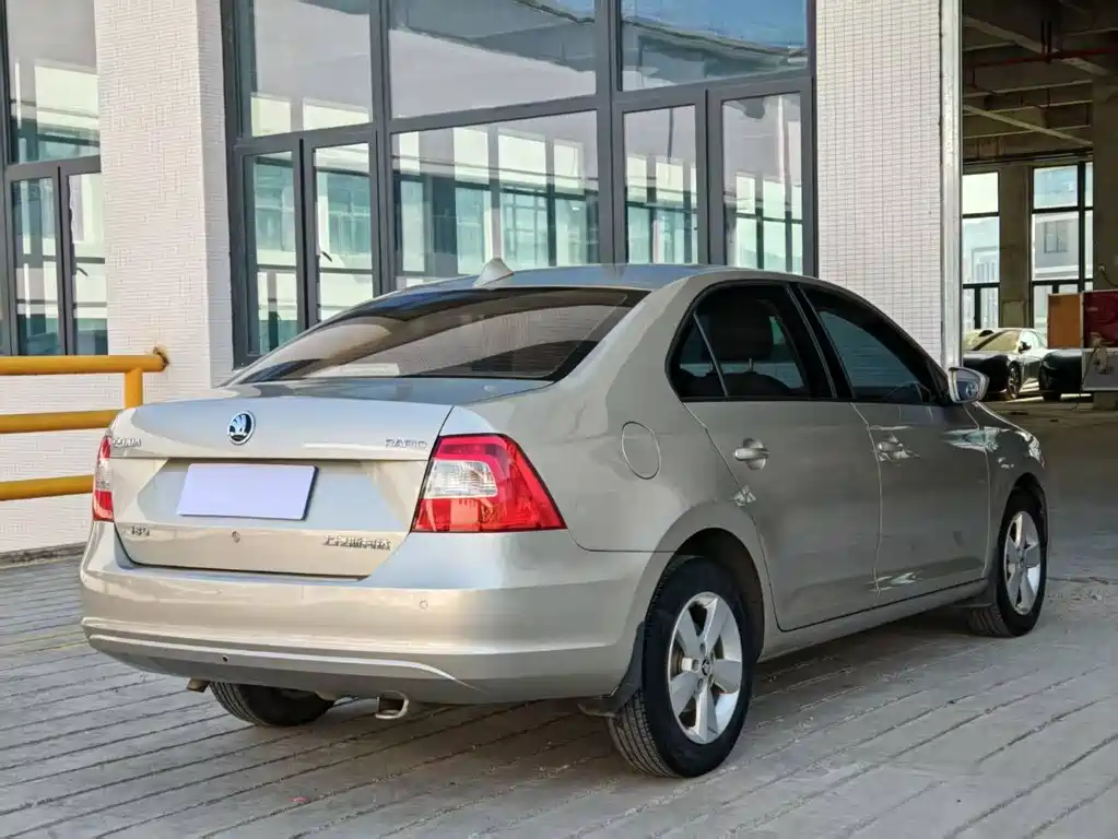Skoda Rapid — миниатюра 6