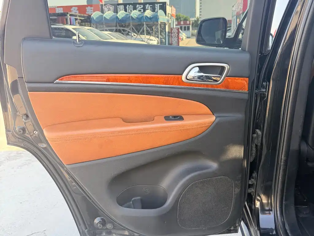 Jeep Grand Cherokee (Import) — миниатюра 13
