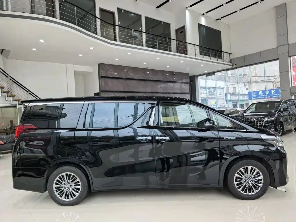 Toyota Alphard - фото 6