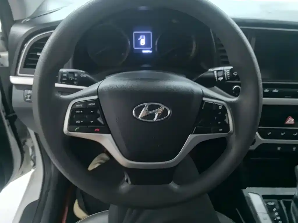 Hyundai Elantra — миниатюра 11