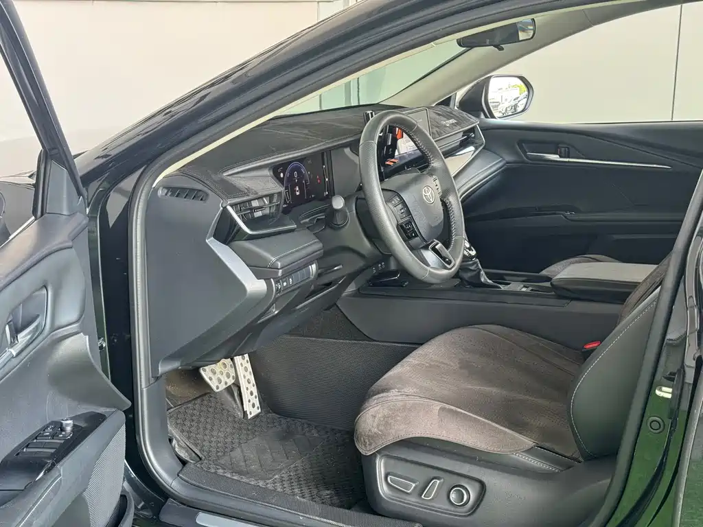 Toyota Camry — миниатюра 12