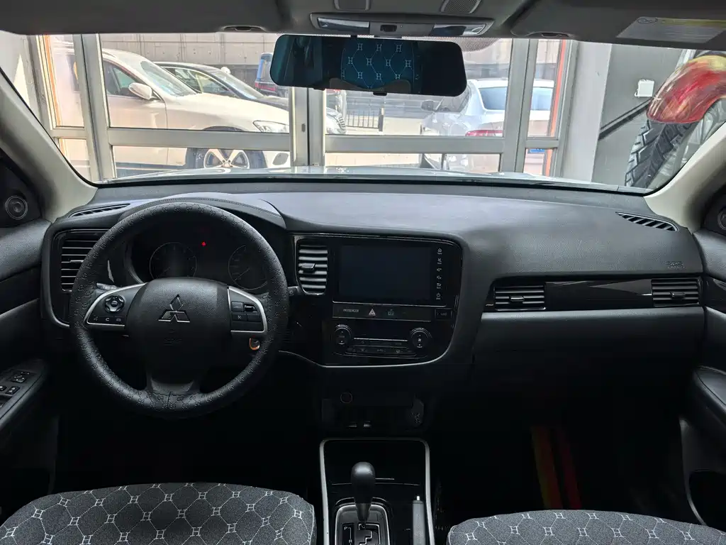 MITSUBISHI OUTLANDER