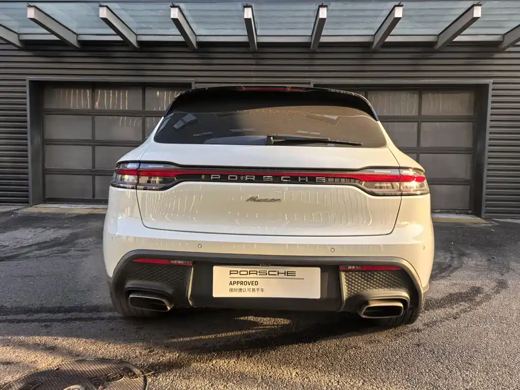 PORSCHE MACAN