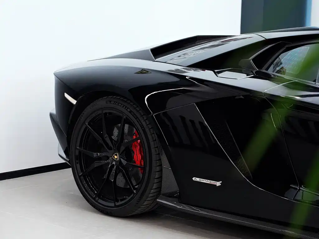 LAMBORGHINI AVENTADOR