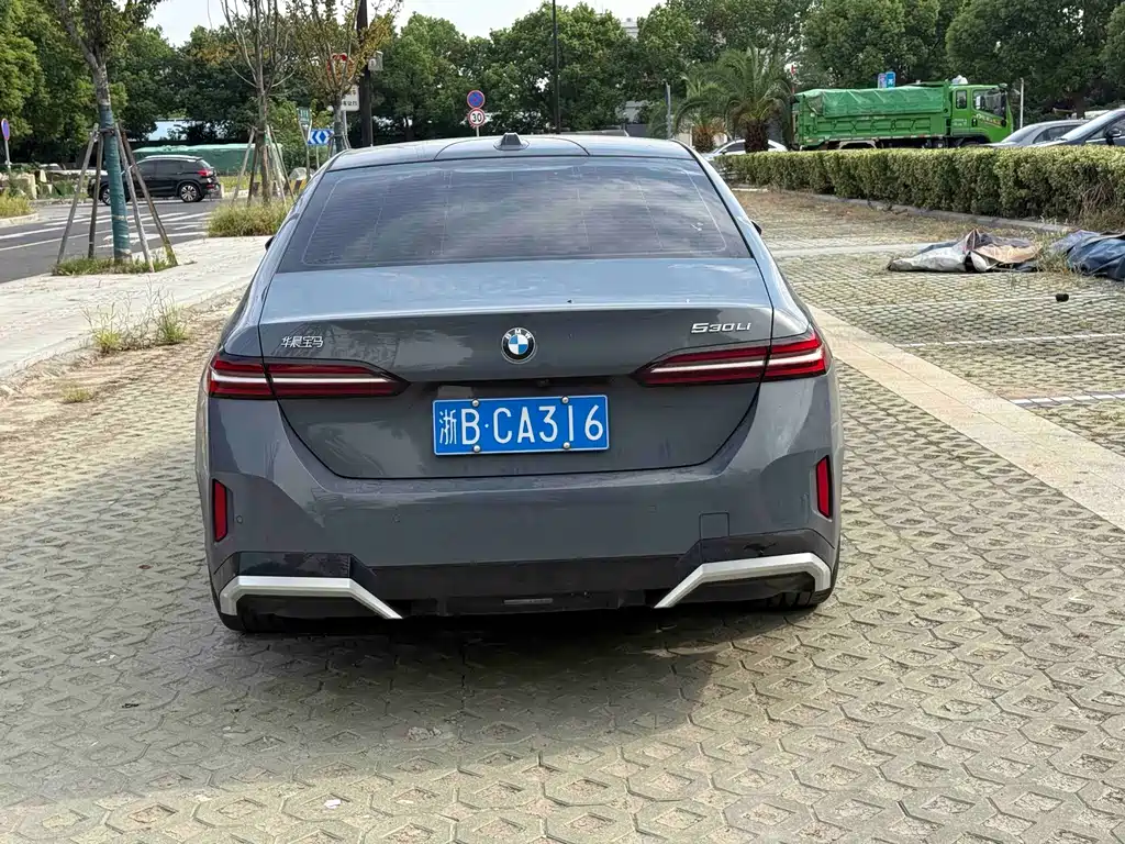 BMW 5 Series — миниатюра 9