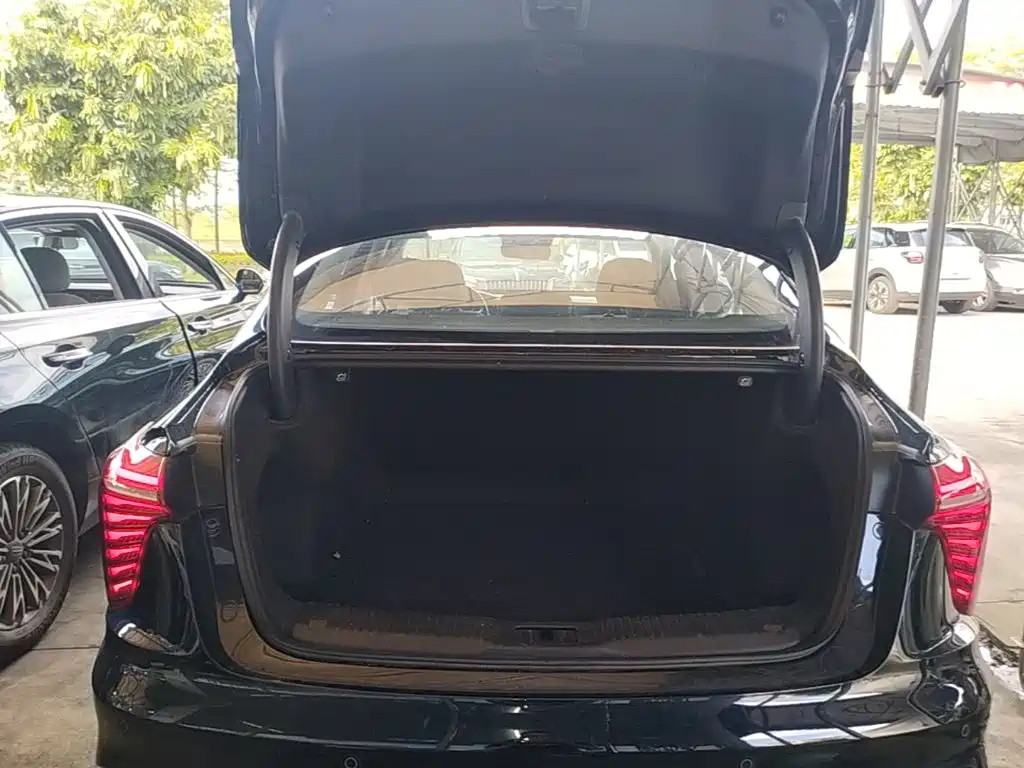 Hongqi Hongqi H5 — миниатюра 19