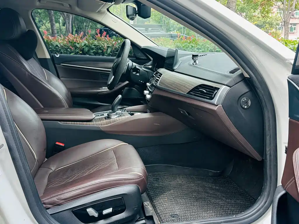 BMW 5 Series — миниатюра 8
