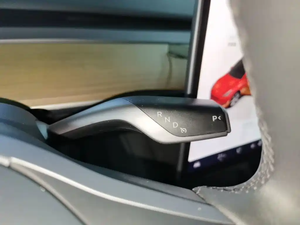 Tesla Model Y — миниатюра 14