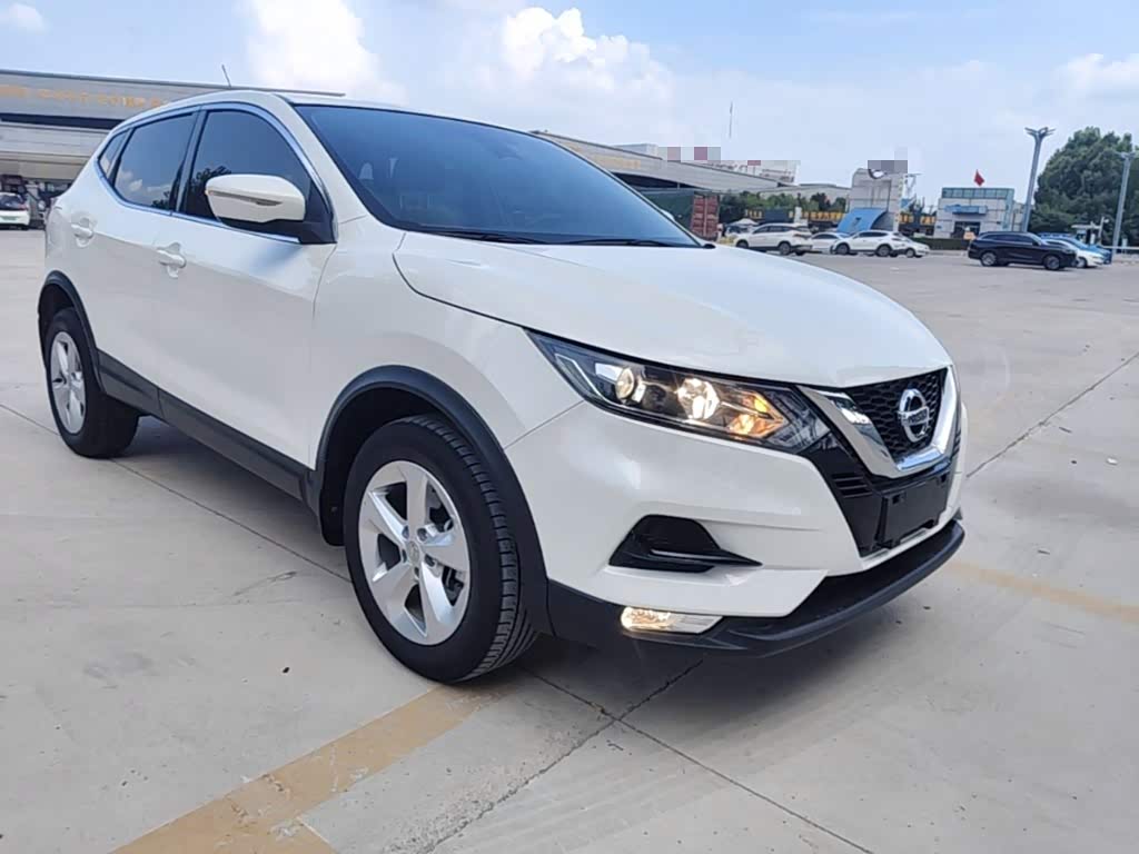 Nissan Qashqai 2.0 л 2021 г. Белый, пробег 33400 км