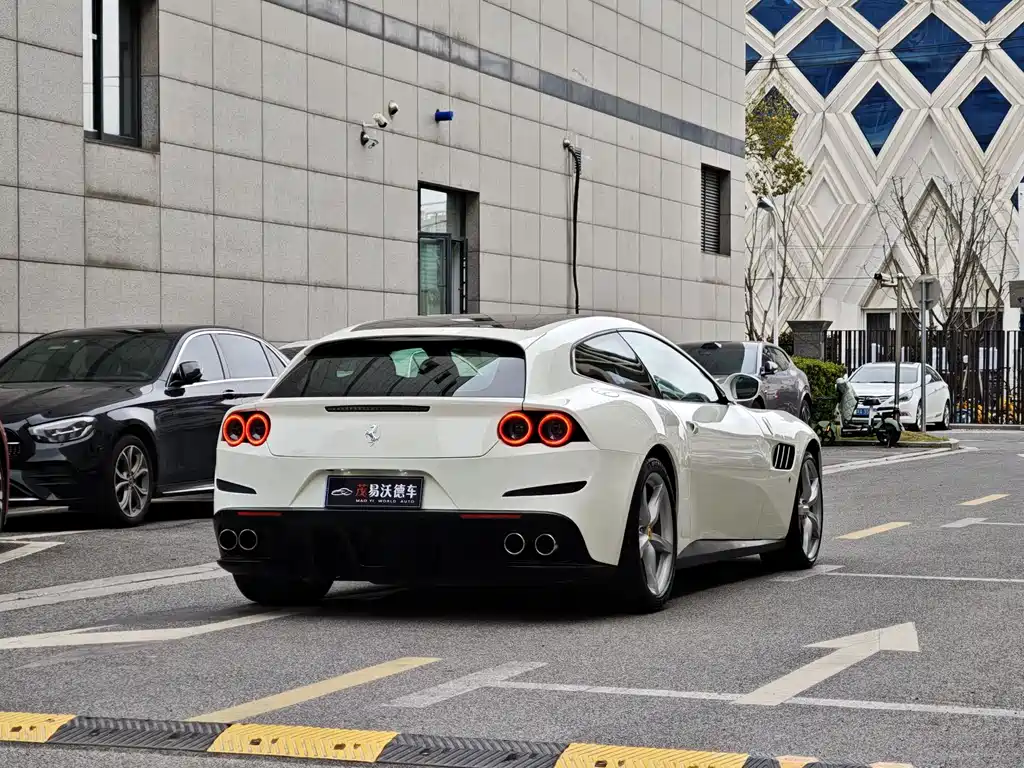 Ferrari GTC4Lusso 2017 3.9T V8