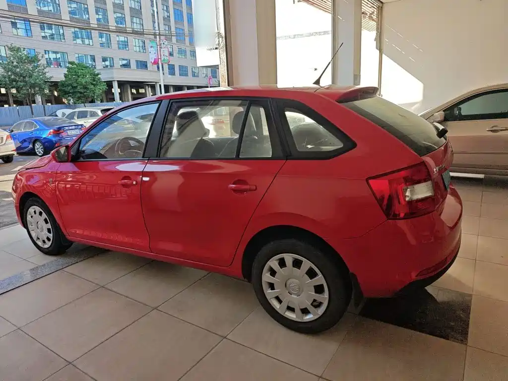 Skoda Rapid Spaceback — миниатюра 5