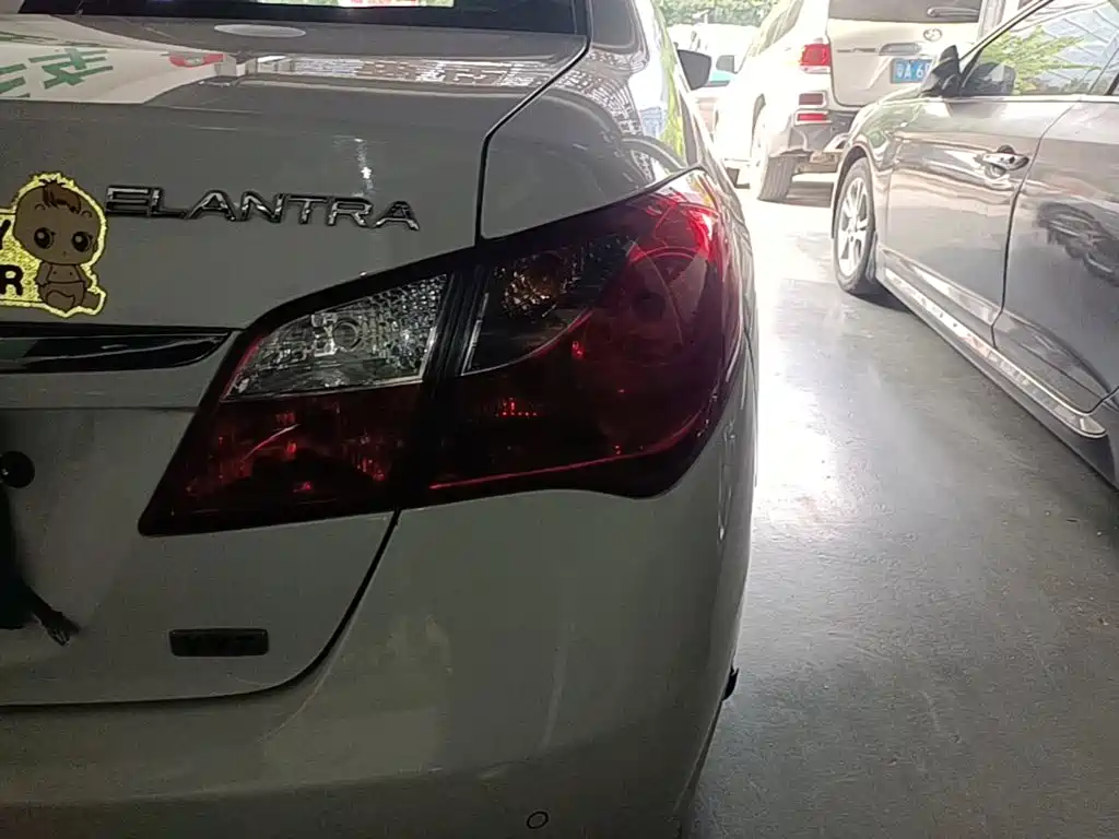 Hyundai Elantra — миниатюра 8