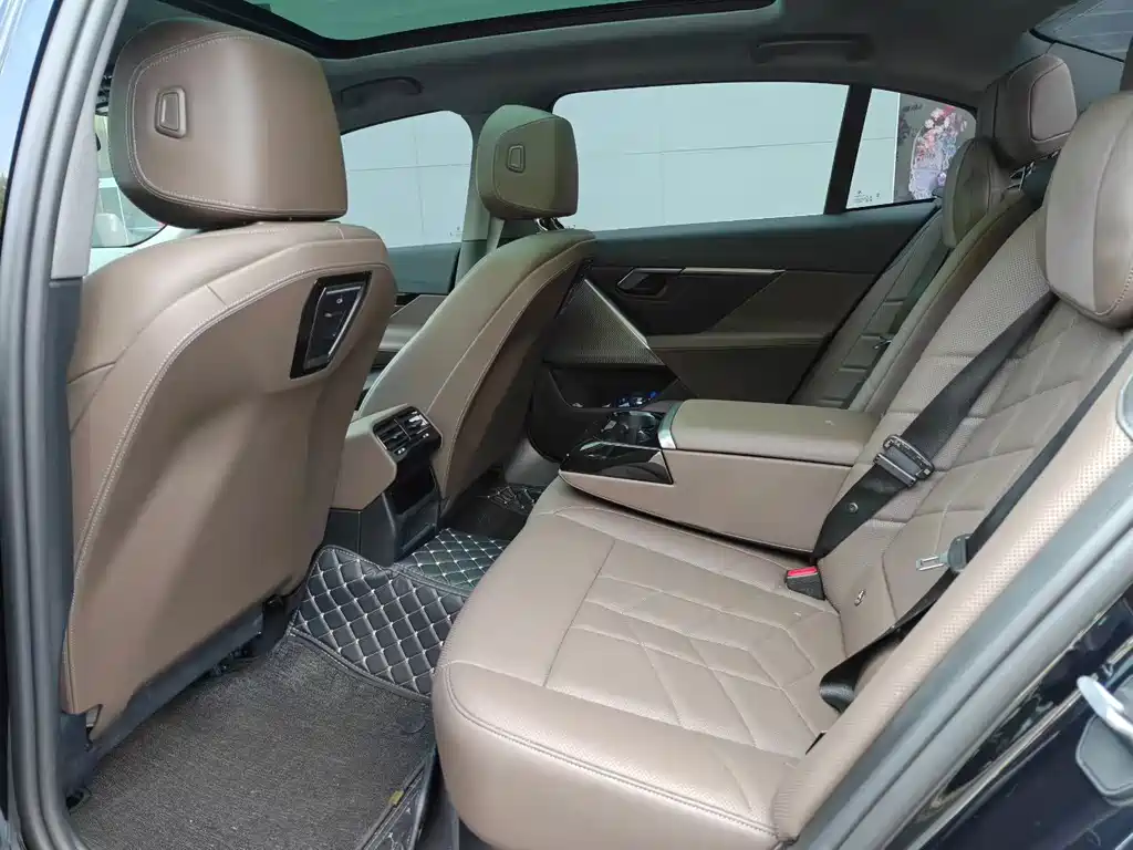BMW 5 Series — миниатюра 6