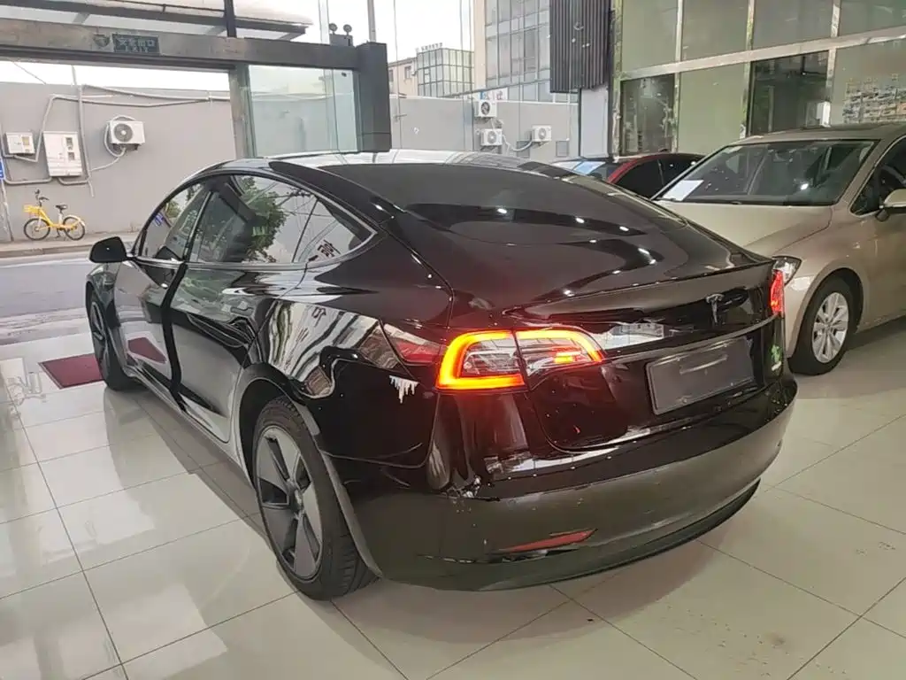 Tesla Model 3 — миниатюра 5