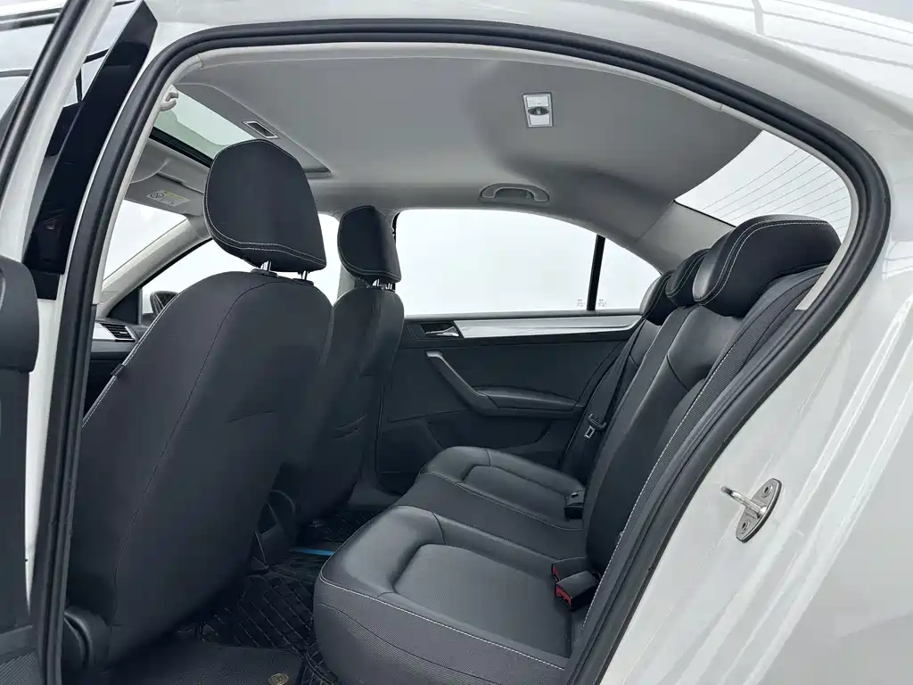 Skoda Rapid 1.5L Auto Comfort Enjoy Edition, фото 6