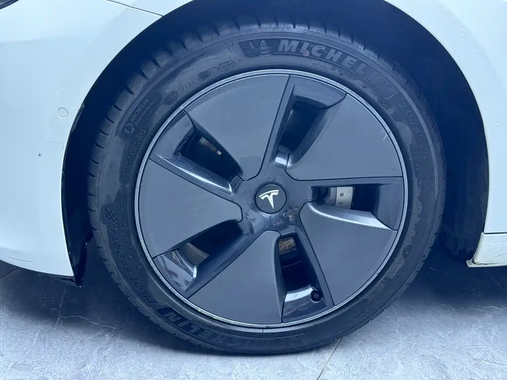Tesla Model 3 — миниатюра 3
