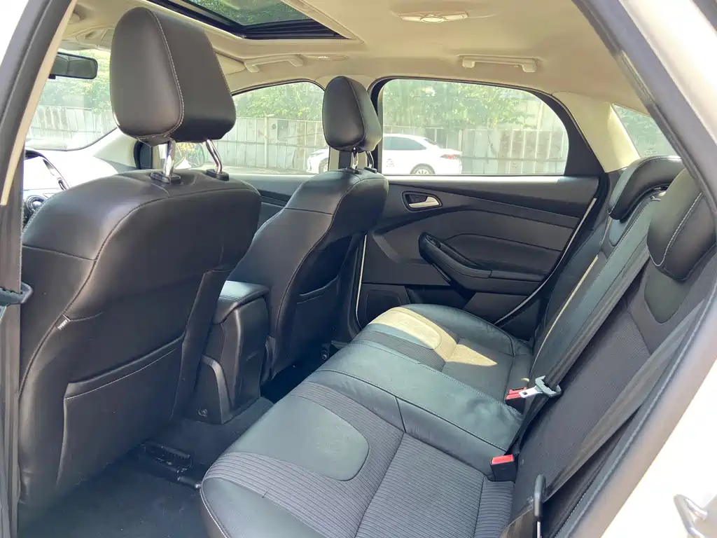 Ford Focus 2012 1.6L AT