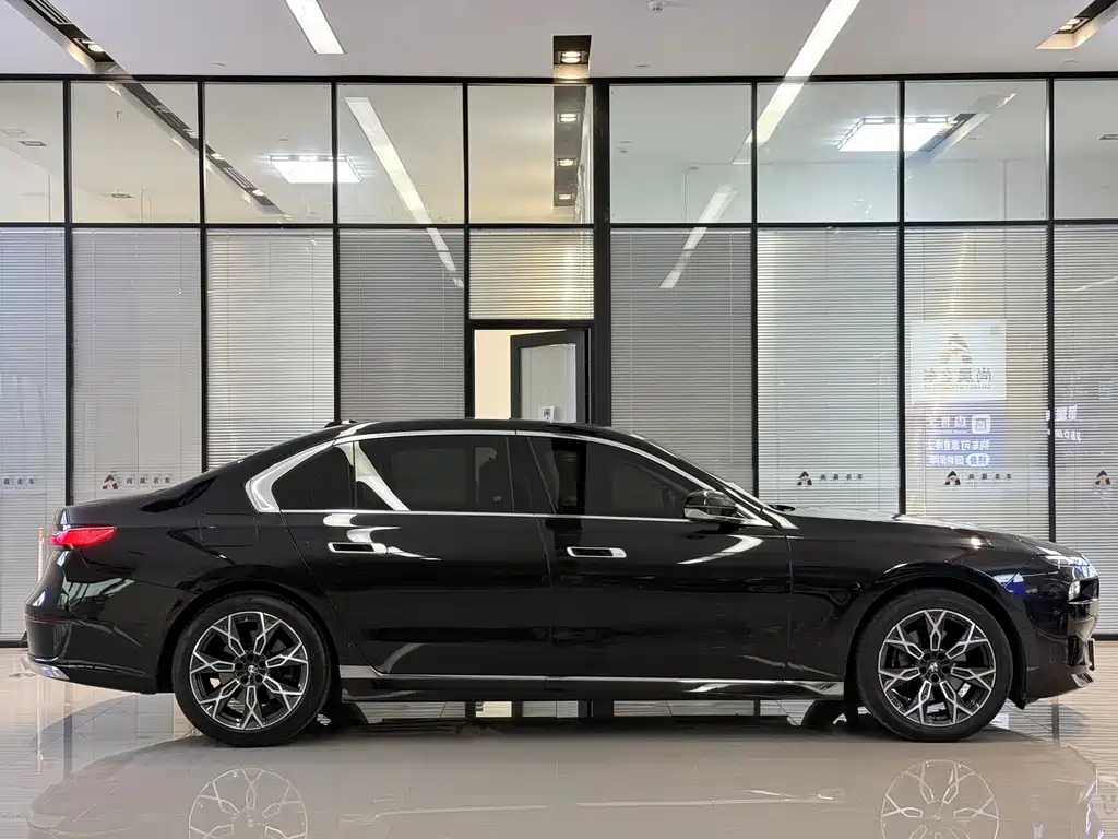 BMW 7 Series — миниатюра 17