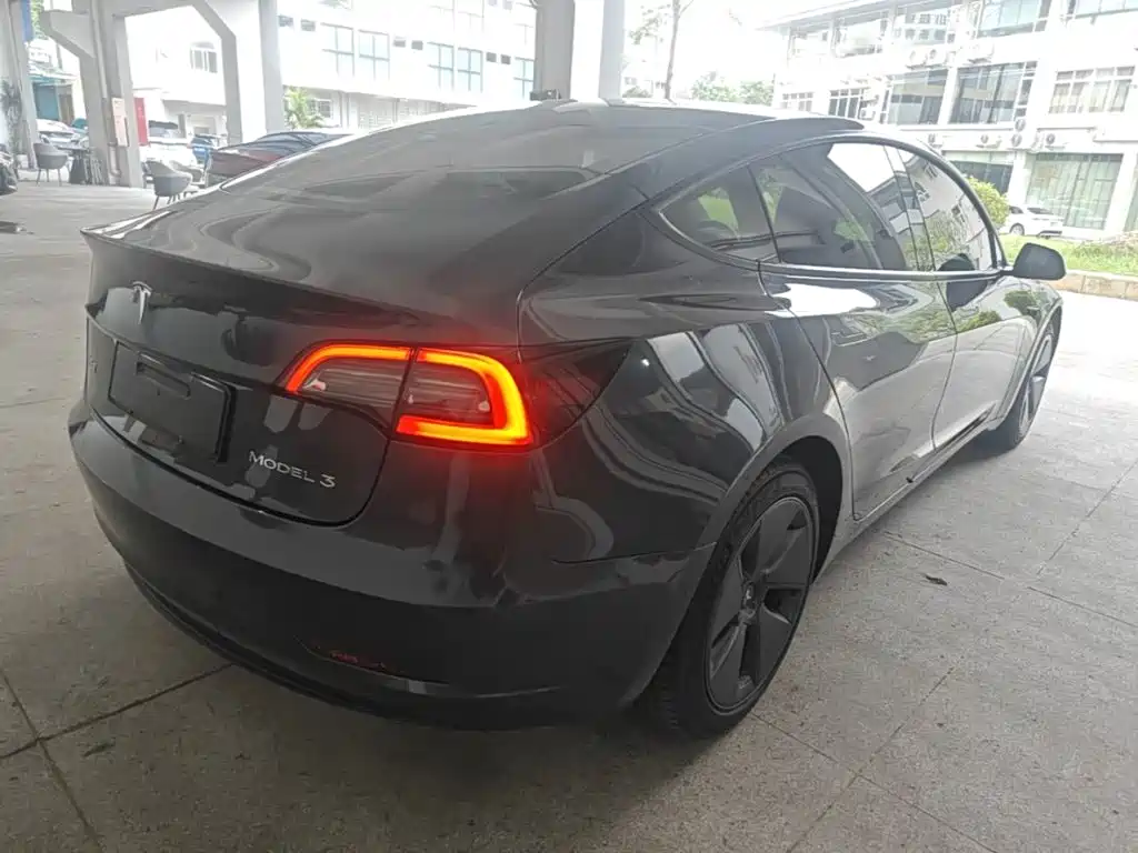 Tesla Model 3 — миниатюра 7