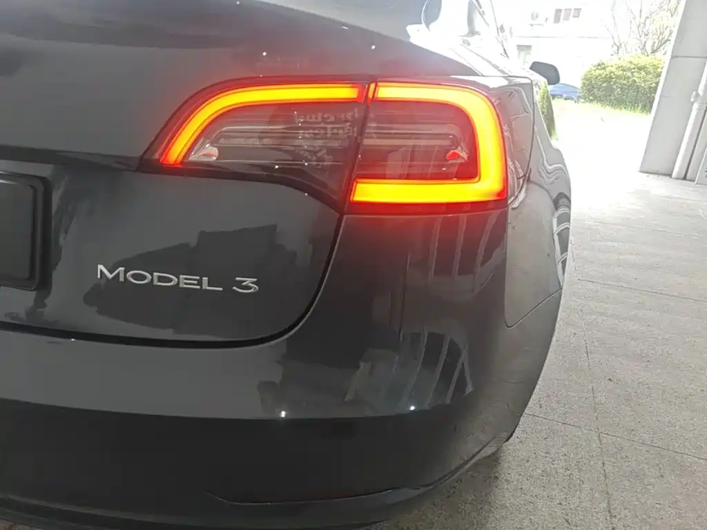 Tesla Model 3 — миниатюра 8