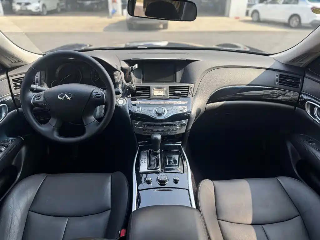 INFINITI Q70
