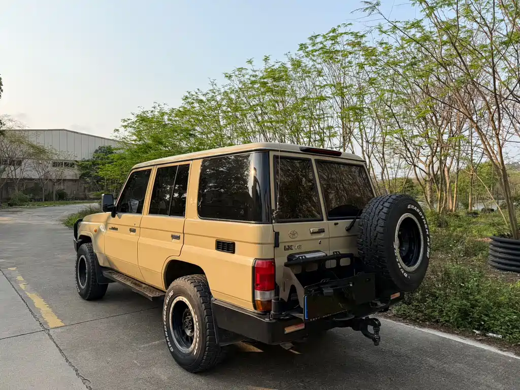 Toyota Land Cruiser LC76 2015 4.0L MT