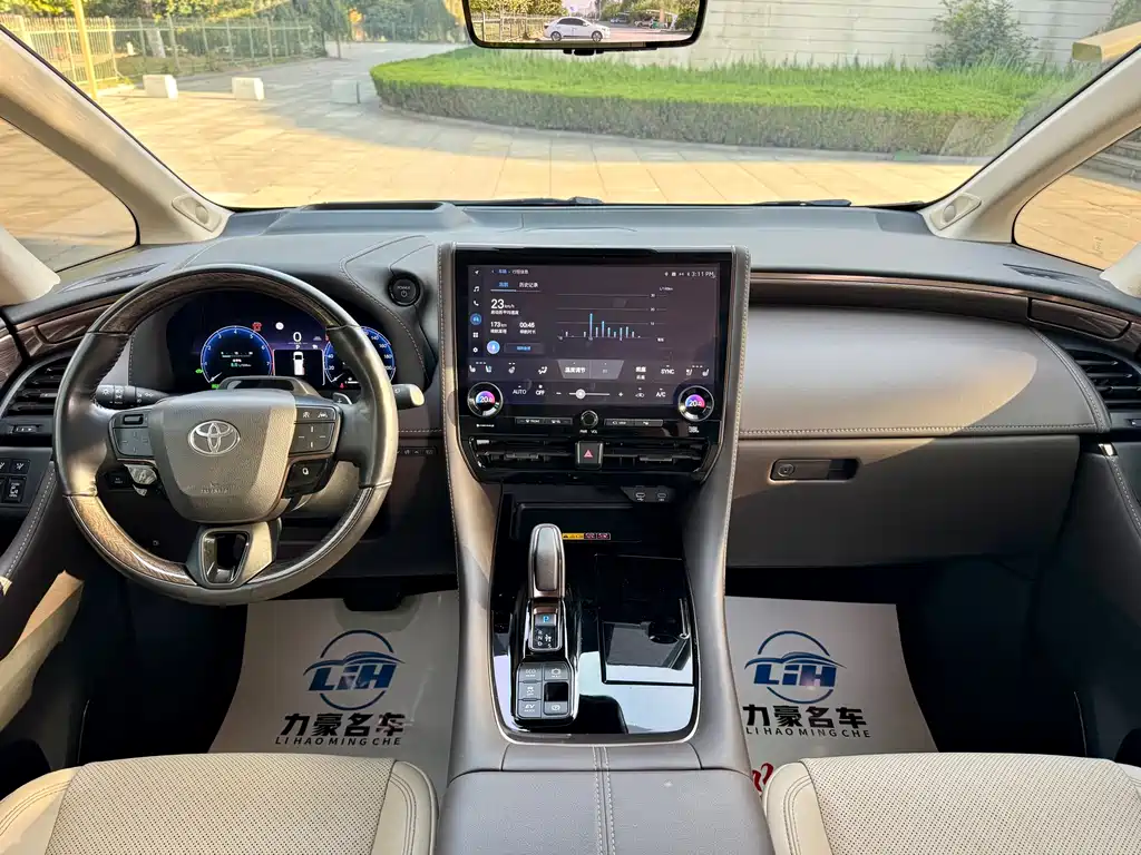 Toyota Alphard — миниатюра 7