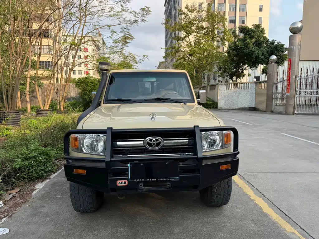 Toyota Land Cruiser LC76 2015 4.0L MT