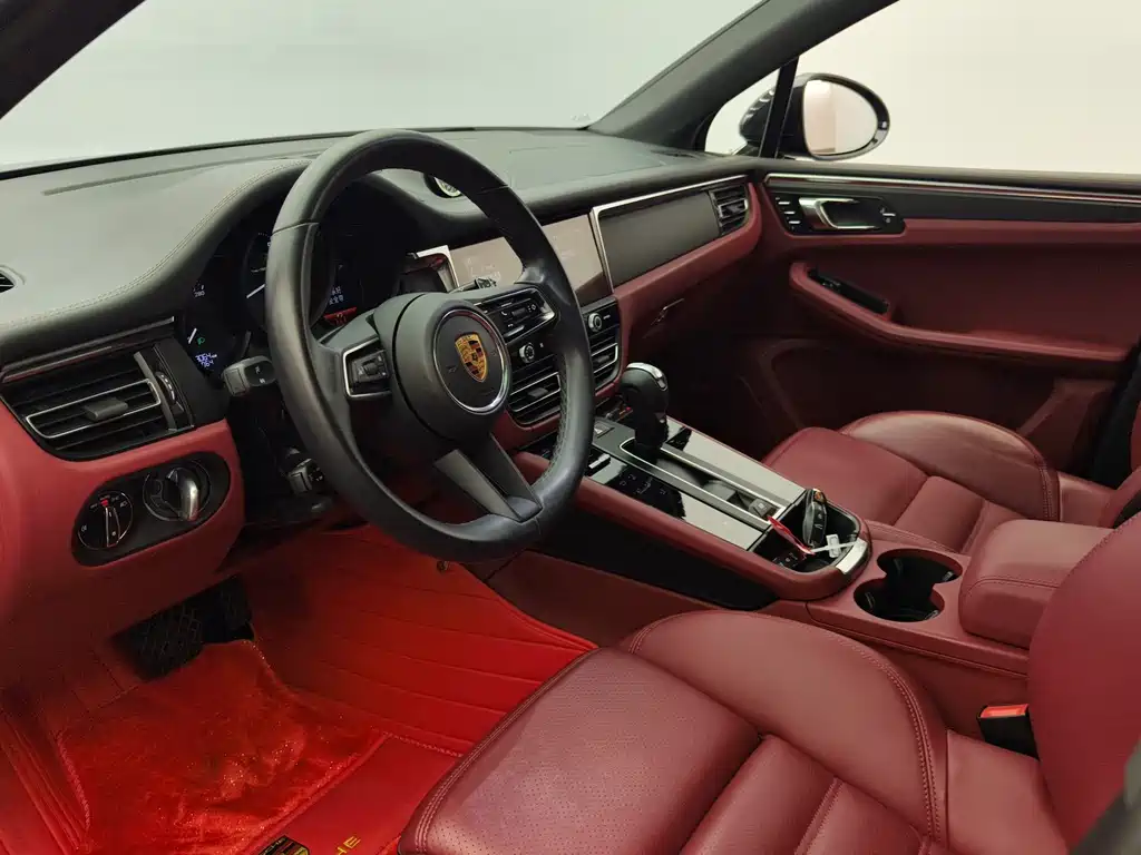 PORSCHE MACAN