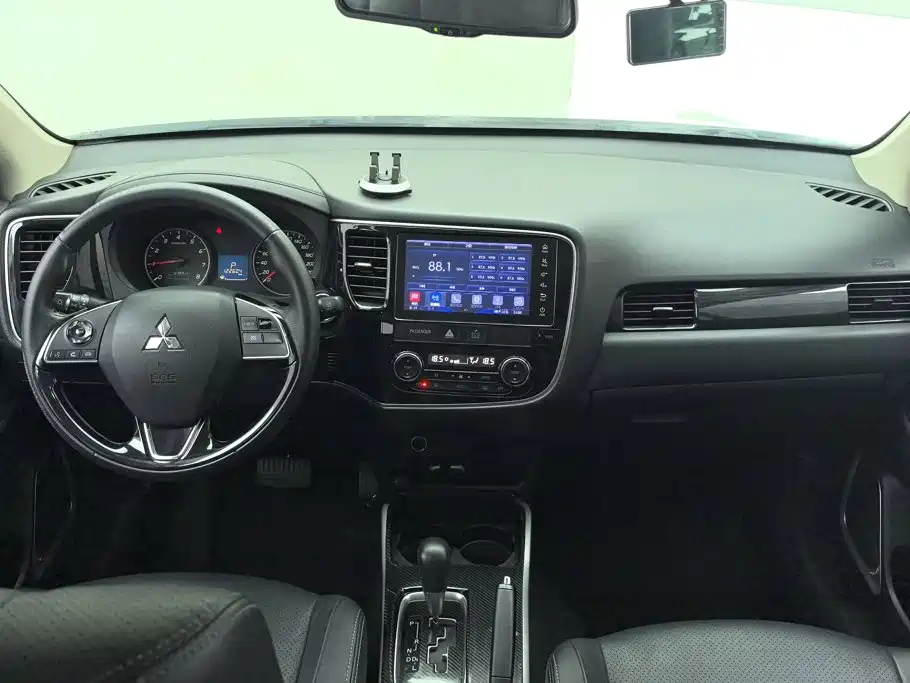 Mitsubishi Outlander — миниатюра 12