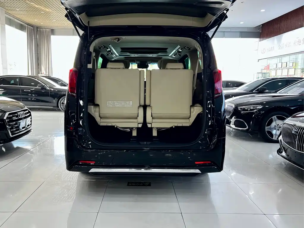 Toyota Alphard — миниатюра 25