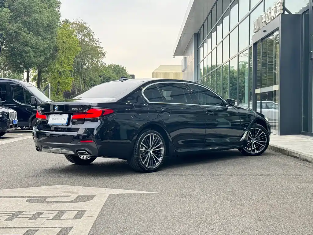 BMW 5 Series — миниатюра 7