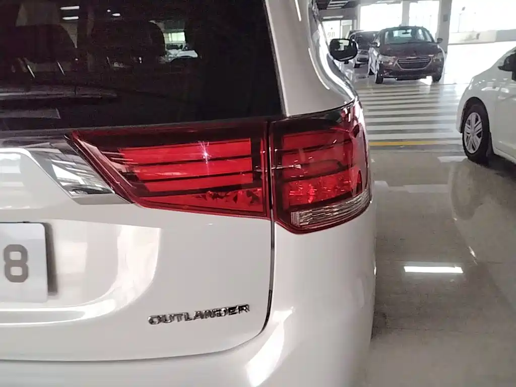 Mitsubishi Outlander — миниатюра 8