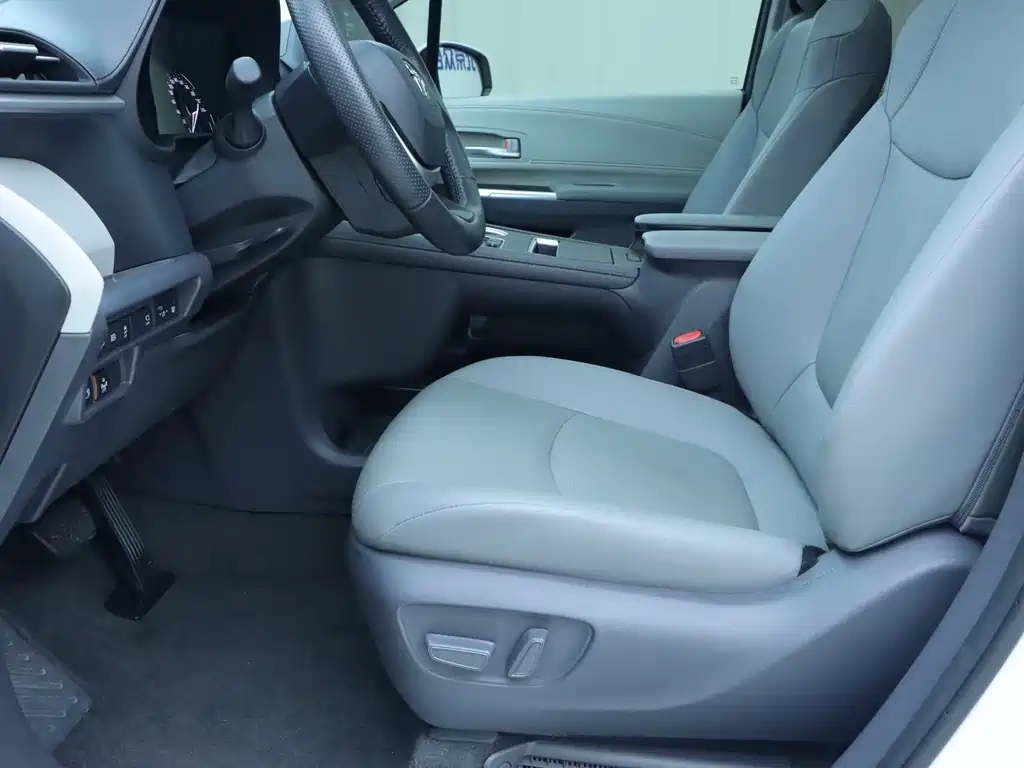 Toyota Granvia 2023 2.5L Luxury PLUS