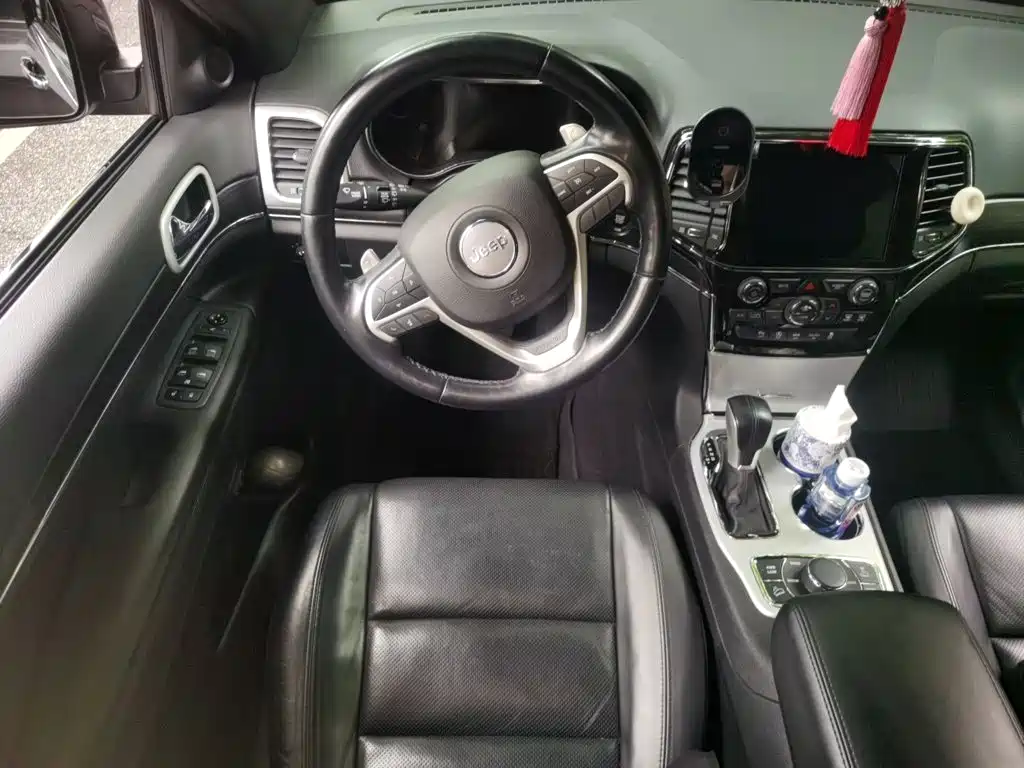 Jeep Grand Cherokee (Import) — миниатюра 3