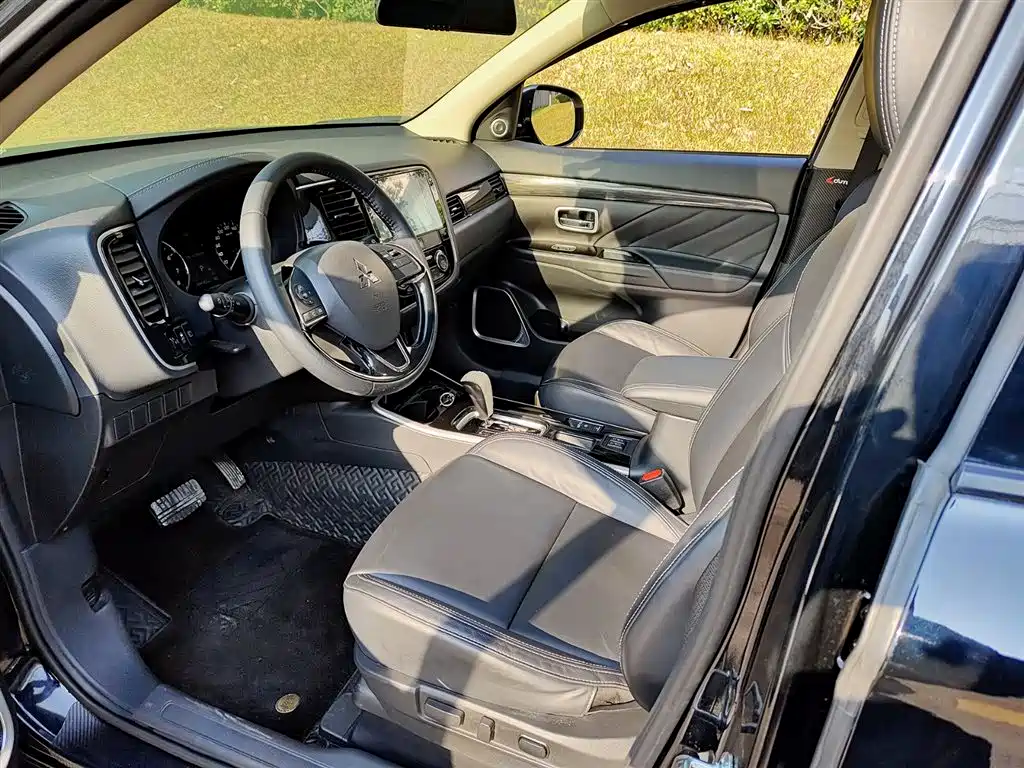 MITSUBISHI OUTLANDER