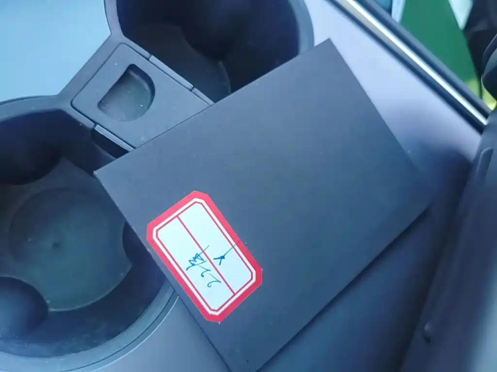 Tesla Model Y — миниатюра 9