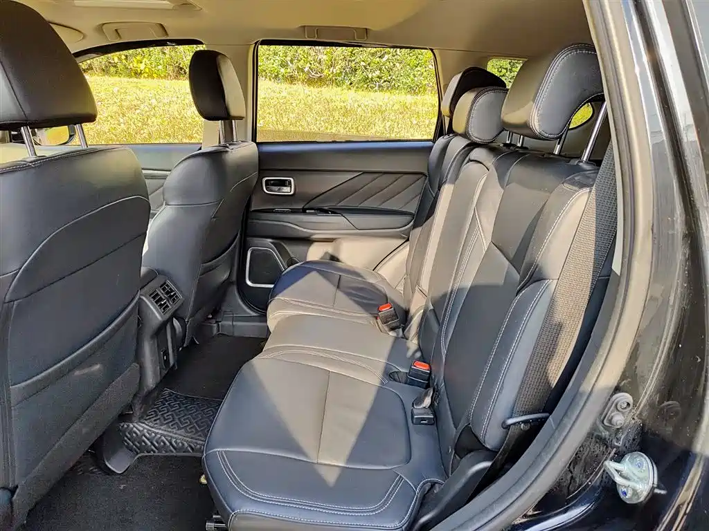 MITSUBISHI OUTLANDER