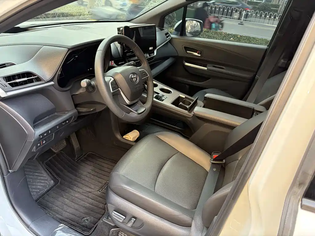 Toyota Granvia 2024 2.5L Luxury PLUS