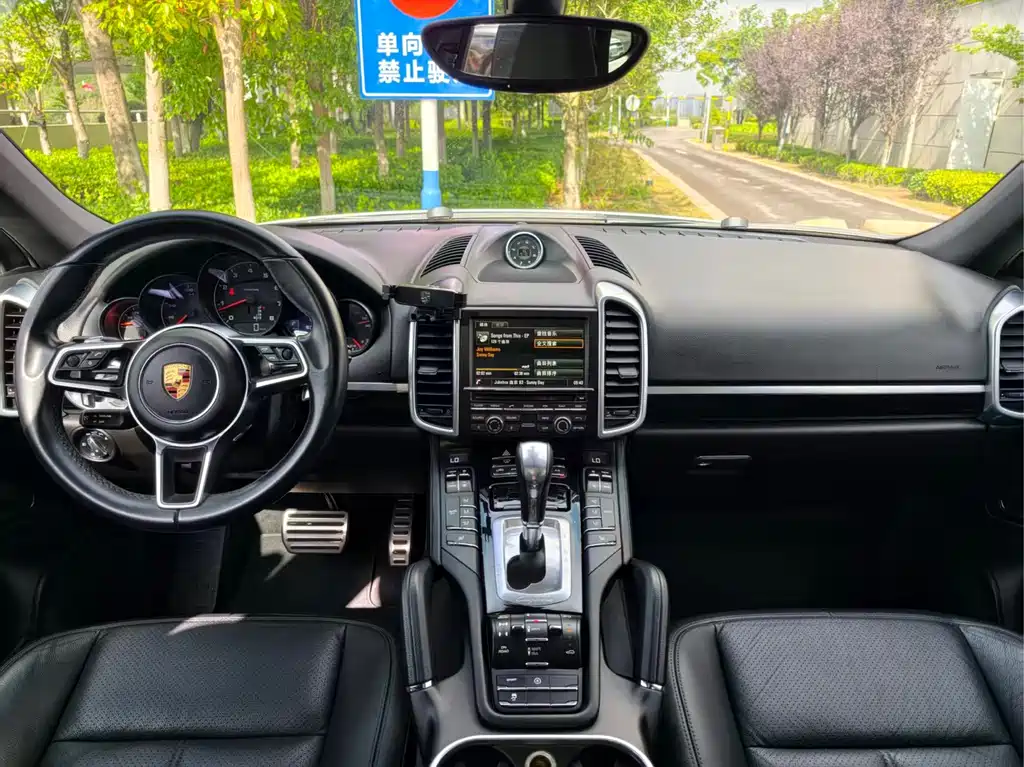 Porsche Cayenne — миниатюра 10