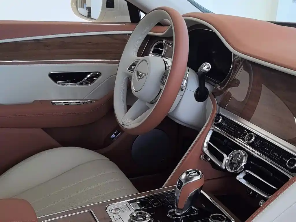 Bentley Flying Spur PHEV — миниатюра 7