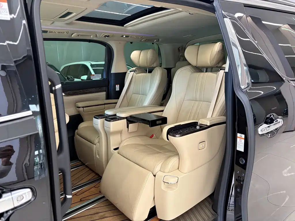 Toyota Alphard — миниатюра 14