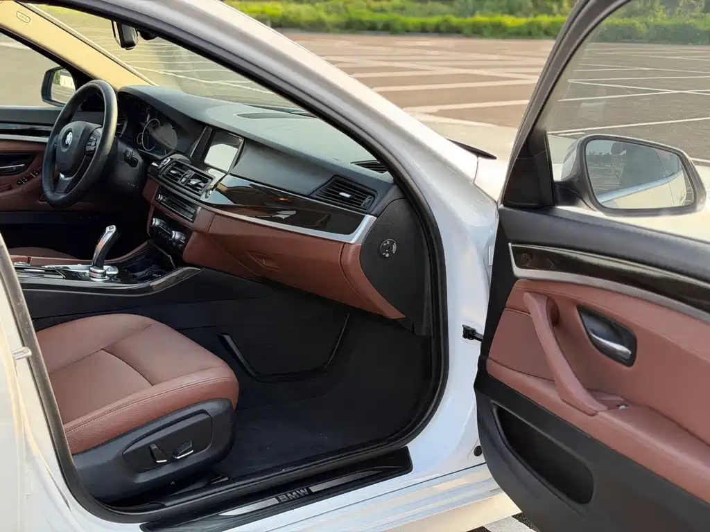 BMW 5 Series — миниатюра 8