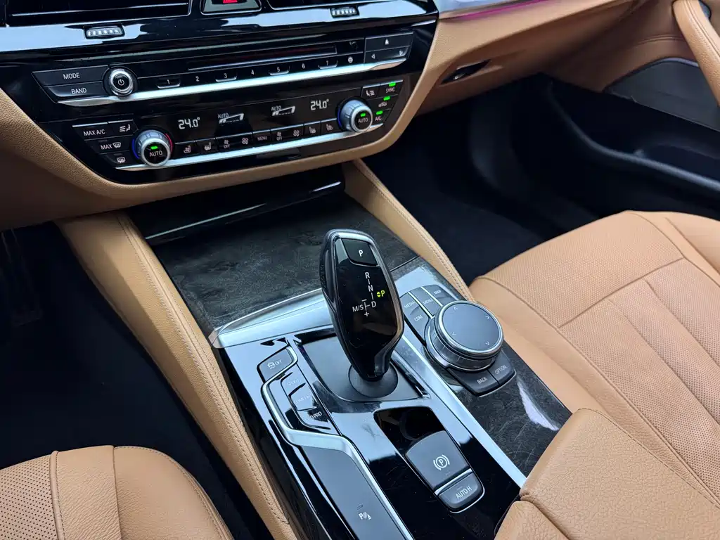 BMW 5 Series — миниатюра 10