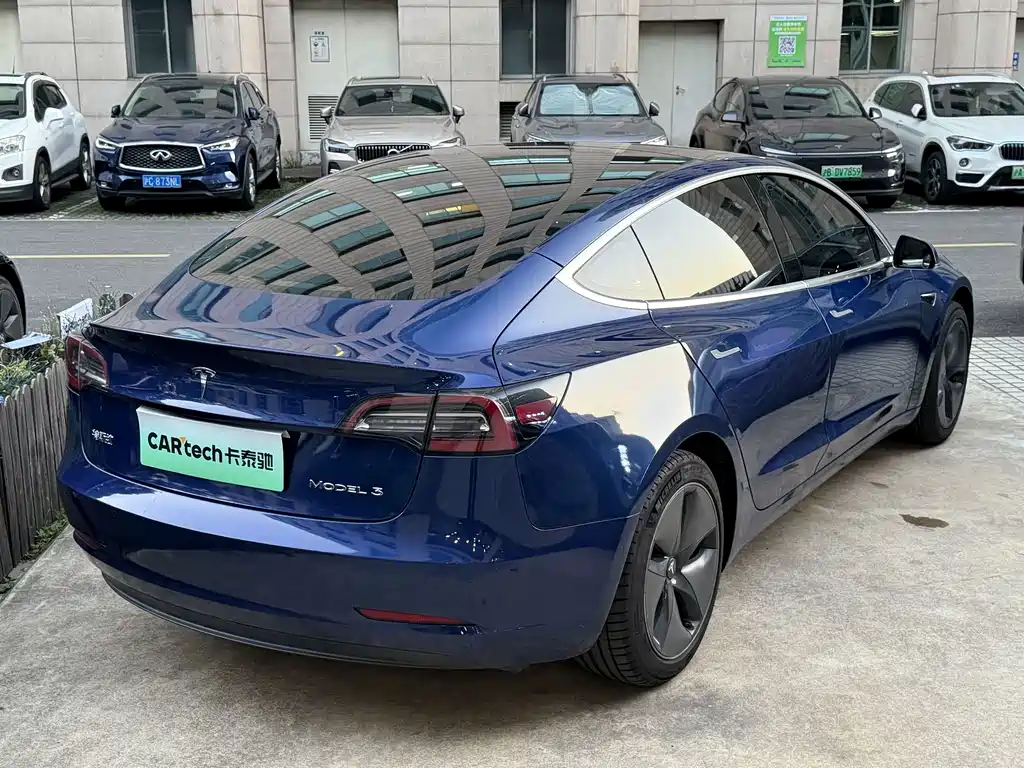 Tesla Model 3 — миниатюра 3